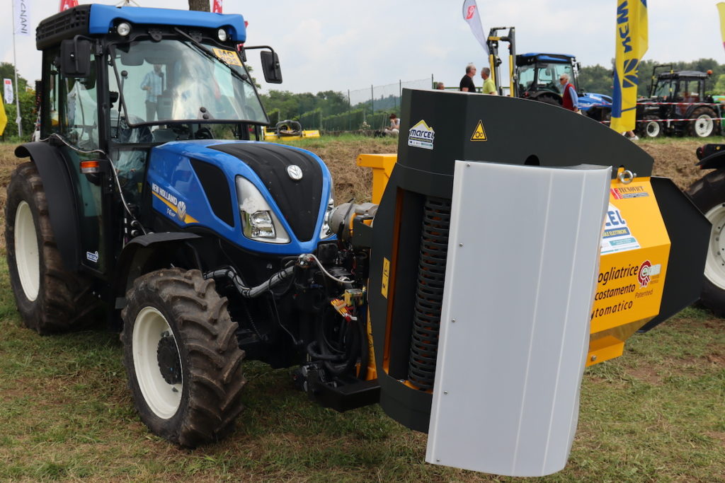 Trattrice New Holland con sfogliatrice elettrica MArcEL a Enovitis in campo